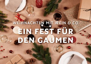 Festliche Tischdekoration mit Weihnachtselementen, Weingläsern und eingepackten Geschenken.