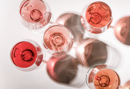 Rosé-Weingläser von oben, mit eleganten Lichteffekten und feinen Schattierungen.
