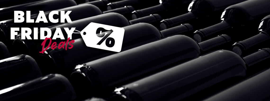 Schwarze Weinflaschen in eleganter Anordnung mit Rabatt-Etikett.