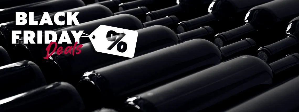 Schwarze Weinflaschen in eleganter Anordnung mit Rabatt-Etikett.