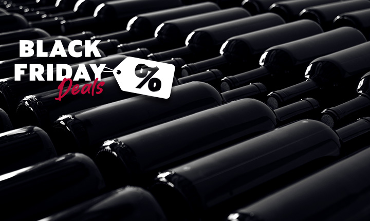 Mehrere schwarze Weinflaschen liegen waagerecht nebeneinander und überschneiden sich leicht.